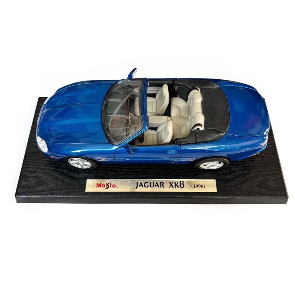 Maisto 1996 Jaguar XK8 Blue Convertible Model Car Die Cast Display